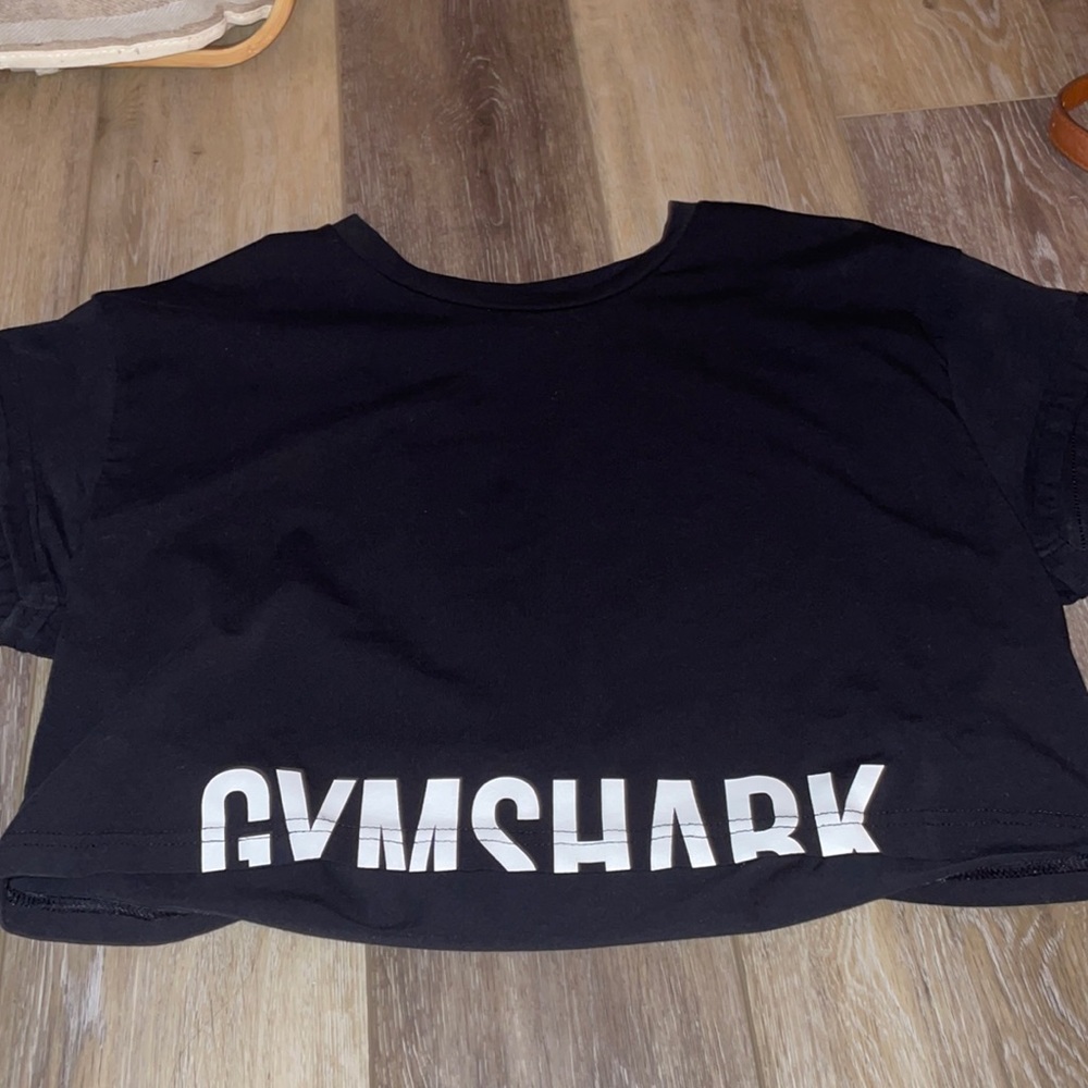 Black gym shark cropped tee.